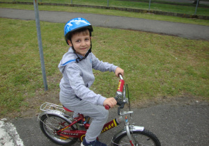 Chłopiec jedzie rowerem